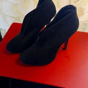 APT 9 black suede heels